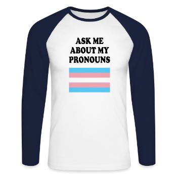 Frag mich nach meinen Pronomen Trans Pride Flag - Unisex Baseballshirt langarm - Weiß/Navy - Vorne - Nik (191cm)