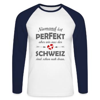 Unsere Heimat Schweiz - Unisex Baseballshirt langarm - Weiß/Navy - Vorne - Nik (191cm)