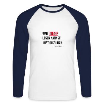 Weil Du das lesen kannst, bist du zu nah! - Unisex Baseballshirt langarm - Weiß/Navy - Vorne - Nik (191cm)