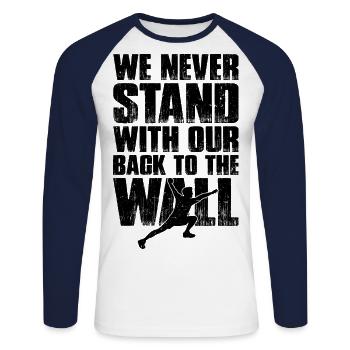 We Never Stand With Our Back To The Wall Mountaine - Unisex Baseballshirt langarm - Weiß/Navy - Vorne - Nik (191cm)
