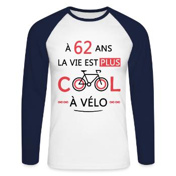 62 ans anniversaire vélo cadeau Vélo 62 Ans - T-shirt baseball manches longues Homme - blanc/marine - Devant - Nik (191cm)