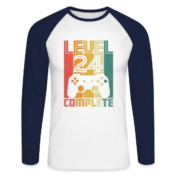24. Geburtstag Gamer Level 24 Complete 24 Jahre - Unisex Baseballshirt langarm - Weiß/Navy - Vorne - Nik (191cm)