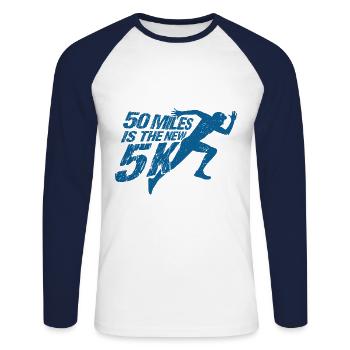 Ultrarunning Ultramarathon Runner Ultramarathon Gesche - T-shirt baseball manches longues Homme - blanc/marine - Devant - Nik (191cm)
