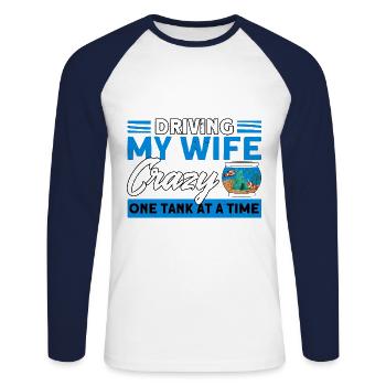 Aquarist Meine Frau in den Wahnsinn treiben - Unisex Baseballshirt langarm - Weiß/Navy - Vorne - Nik (191cm)