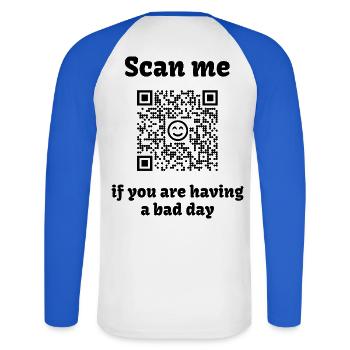 QR-Code mit liebevoller Botschaft - Unisex Baseballshirt langarm - Weiß/Royalblau - Hinten - Nik (191cm)