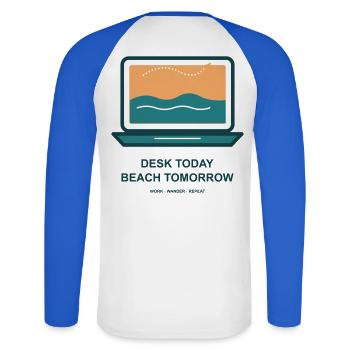 Schreibtisch Heute Strand Morgen - Unisex Baseballshirt langarm - Weiß/Royalblau - Hinten - Nik (191cm)