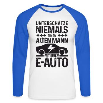 Unterschätze niemals einen Alten Mann mit E-Auto - Unisex Baseballshirt langarm - Weiß/Royalblau - Vorne - Nik (191cm)