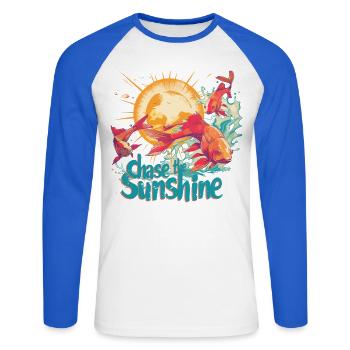 Der Sonne hinterher, Fische, Sonne im retro Stil - Unisex Baseballshirt langarm - Weiß/Royalblau - Vorne - Nik (191cm)