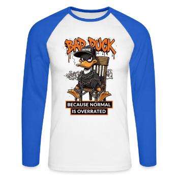 Bad Duck Streetwear Normal est surestimé - T-shirt baseball manches longues Homme - blanc/bleu royal - Devant - Nik (191cm)