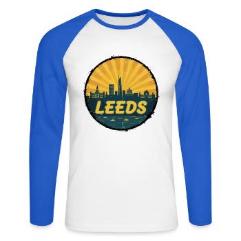 Leeds City Skyline Retro Sunset Badge - T-shirt baseball manches longues Homme - blanc/bleu royal - Devant - Nik (191cm)