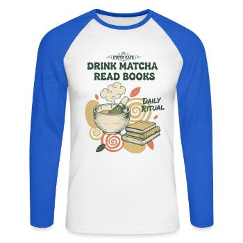 Matcha trinken, Bücher lesen, tägliches Ritual, Kyoto, Matcha. - Unisex Baseballshirt langarm - Weiß/Royalblau - Vorne - Nik (191cm)