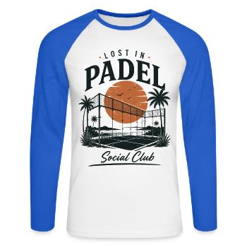 Lost in Padel Social Club | Vintage Padel - Unisex Baseballshirt langarm - Weiß/Royalblau - Vorne - Nik (191cm)