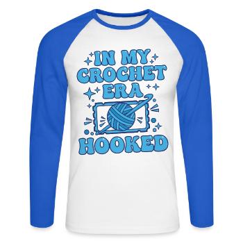 In meiner Häkelzeit habe ich lustiges Häkelgarn für Liebhaber gehäkelt - Unisex Baseballshirt langarm - Weiß/Royalblau - Vorne - Nik (191cm)
