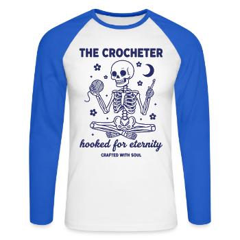 Der Häkler für die Ewigkeit, gefertigt mit - Unisex Baseballshirt langarm - Weiß/Royalblau - Vorne - Nik (191cm)