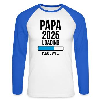 Papa 2025 Loading Bitte warten... - Unisex Baseballshirt langarm - Weiß/Royalblau - Vorne - Nik (191cm)