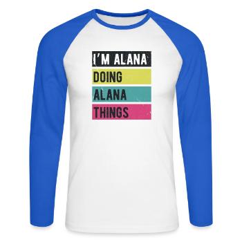 Ich bin Alana und mache Alana-Dinge in Retro-Farben - Unisex Baseballshirt langarm - Weiß/Royalblau - Vorne - Nik (191cm)