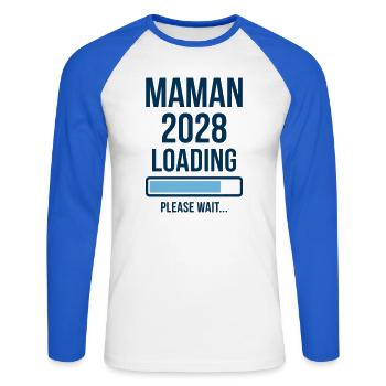 Annonce Grossesse Maman 2028 Loading - T-shirt baseball manches longues Homme - blanc/bleu royal - Devant - Nik (191cm)
