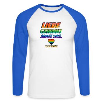 Liebe gewinnt jeden Tag - Unisex Baseballshirt langarm - Weiß/Royalblau - Vorne - Nik (191cm)