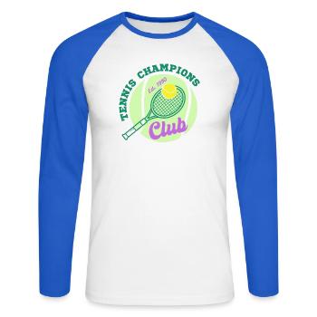 Tennis Champions Club – Retro Tennis Design - Unisex Baseballshirt langarm - Weiß/Royalblau - Vorne - Nik (191cm)