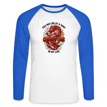 Du hast mich zu einer sehr chinesischen Zeit meines Lebens getroffen. China. - Unisex Baseballshirt langarm - Weiß/Royalblau - Vorne - Nik (191cm)