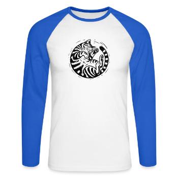 Schlafende getigerte Katze – Vintage-Gravur-Illustration - Unisex Baseballshirt langarm - Weiß/Royalblau - Vorne - Nik (191cm)