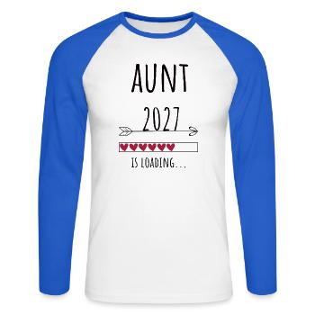 Pregnancy Announcement – Tante 2027 Geschenk - Unisex Baseballshirt langarm - Weiß/Royalblau - Vorne - Nik (191cm)
