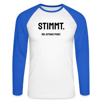 Stimmt. Bis jemand fragt. | Trockener Bürohumor - Unisex Baseballshirt langarm - Weiß/Royalblau - Vorne - Nik (191cm)