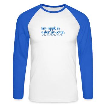 Tiny ripple in a stormy ocean with waves - Unisex Baseballshirt langarm - Weiß/Royalblau - Vorne - Nik (191cm)