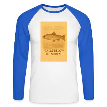 Ruhe unter der Oberfläche – Forellenabdruck - Unisex Baseballshirt langarm - Weiß/Royalblau - Vorne - Nik (191cm)