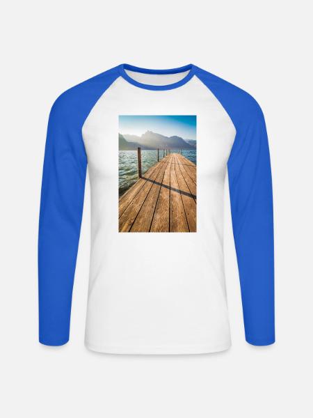 Holzsteg am Bergsee im Sonnenlicht - Unisex Baseballshirt langarm - Weiß/Royalblau