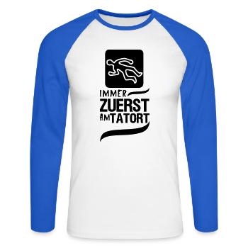 Zuerst am Tatort Polizei Kripo Geschenk Spruch - Unisex Baseballshirt langarm - Weiß/Royalblau - Vorne - Nik (191cm)