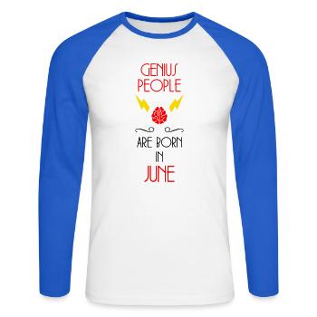 Dschinn, geboren im Juni – Geburtsgeschenk - Unisex Baseballshirt langarm - Weiß/Royalblau - Vorne - Nik (191cm)