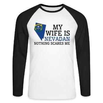 Nichts macht mir Angst Nevadan Wife Nevada - Unisex Baseballshirt langarm - Weiß/Schwarz - Vorne - Nik (191cm)