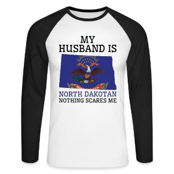 Nichts macht mir Angst North Dakotan Husband - Unisex Baseballshirt langarm - Weiß/Schwarz - Vorne - Nik (191cm)