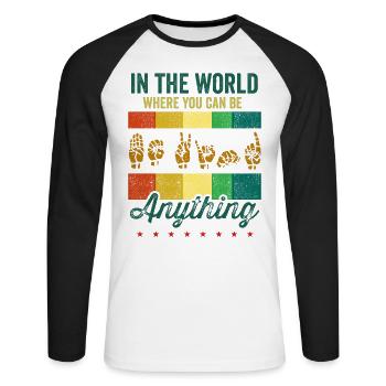 Amerikanische Gebärdensprache ASL Be Kind - Unisex Baseballshirt langarm - Weiß/Schwarz - Vorne - Nik (191cm)