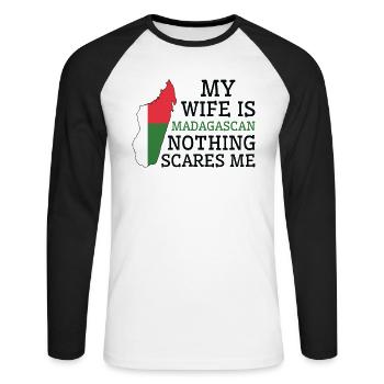 Nichts macht mir Angst Meine Frau ist Madagassin - Unisex Baseballshirt langarm - Weiß/Schwarz - Vorne - Nik (191cm)