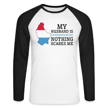 Rien ne me fait peur Ma femme est - T-shirt baseball manches longues Homme - blanc/noir - Devant - Nik (191cm)