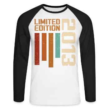 Vintage 2013 Cadeau d’anniversaire 2013 Retro 2013 - T-shirt baseball manches longues Homme - blanc/noir - Devant - Nik (191cm)