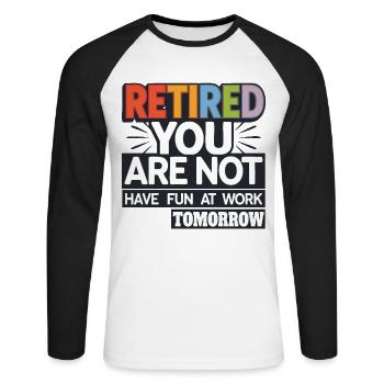 Retired 2025 - Ich bin RENTE, DU nicht - Unisex Baseballshirt langarm - Weiß/Schwarz - Vorne - Nik (191cm)