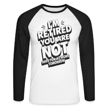 Retired 2025 - Ich bin RENTE, DU nicht - Unisex Baseballshirt langarm - Weiß/Schwarz - Vorne - Nik (191cm)
