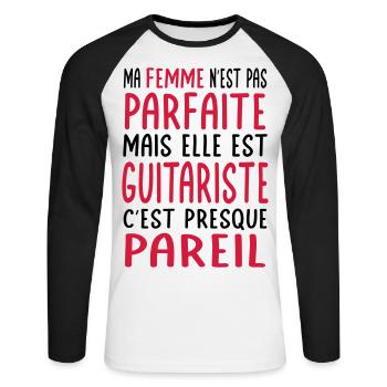 Meine Frau nicht perfekt, aber sie ist Gitarristin - Unisex Baseballshirt langarm - Weiß/Schwarz - Vorne - Nik (191cm)