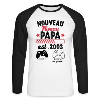Nouveau Papa En 2023 Humour Cadeau Papa Gamer - T-shirt baseball manches longues Homme - blanc/noir - Devant - Nik (191cm)
