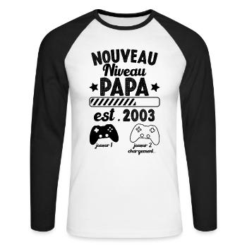 Nouveau Papa En 2023 Humour Cadeau Papa Gamer - T-shirt baseball manches longues Homme - blanc/noir - Devant - Nik (191cm)