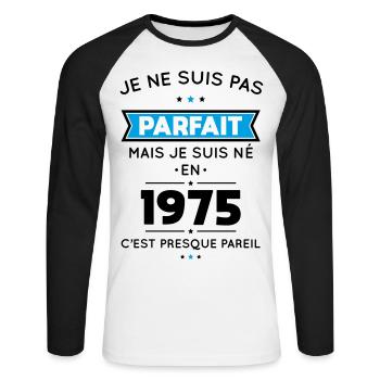 50. Geburtstag - Nicht perfekt, aber 1975 geboren - Unisex Baseballshirt langarm - Weiß/Schwarz - Vorne - Nik (191cm)