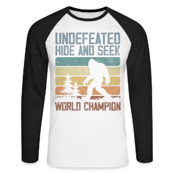 Undefeated Hide And Seek World Champion | Bigfoot - T-shirt baseball manches longues Homme - blanc/noir - Devant - Nik (191cm)