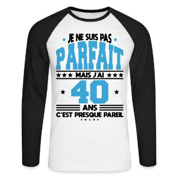 Anniversaire 40 ans - Pas parfait mais 40 ans - T-shirt baseball manches longues Homme - blanc/noir - Devant - Nik (191cm)