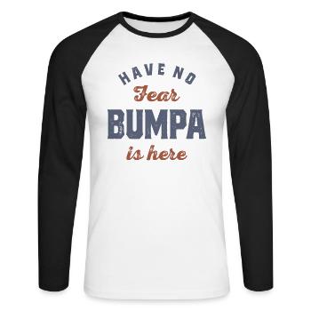 Keine Angst, Bumpa ist da - Großelterntag - Unisex Baseballshirt langarm - Weiß/Schwarz - Vorne - Nik (191cm)