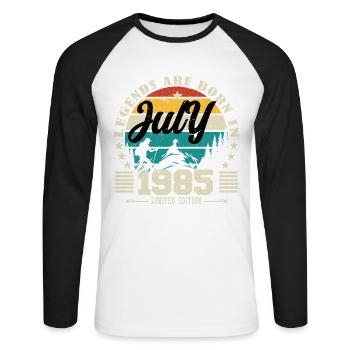 Juli 1985. Geburtstagsgeschenk Juli 1985. - Unisex Baseballshirt langarm - Weiß/Schwarz - Vorne - Nik (191cm)