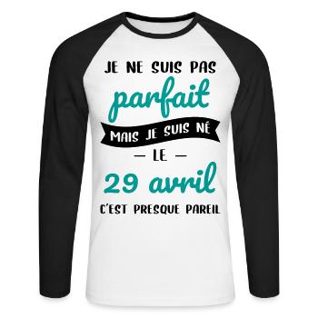 Anniversaire - Pas parfait mais né le 29 Avril - T-shirt baseball manches longues Homme - blanc/noir - Devant - Nik (191cm)