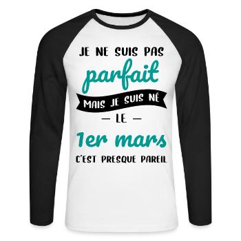 Anniversaire - Pas parfait mais né le 1er Mars - T-shirt baseball manches longues Homme - blanc/noir - Devant - Nik (191cm)